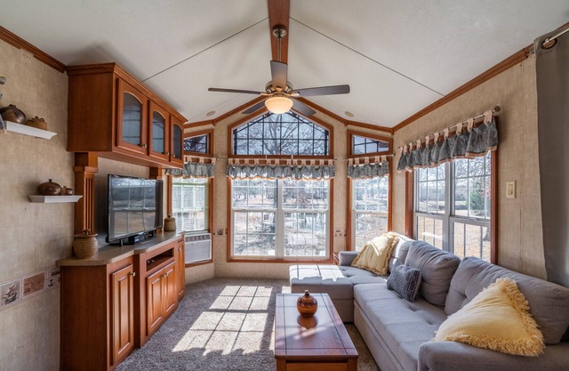 Beautiful Tiny Home Overlooking the Pond
