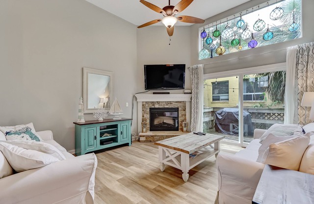 Beautiful Townhome 2 Blocks from the beach with beach cruisers!