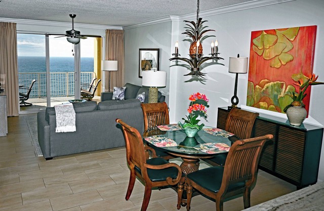 Beautiful Totally Renovated Condo 2003 - Beach Service - Mar-Oct 31