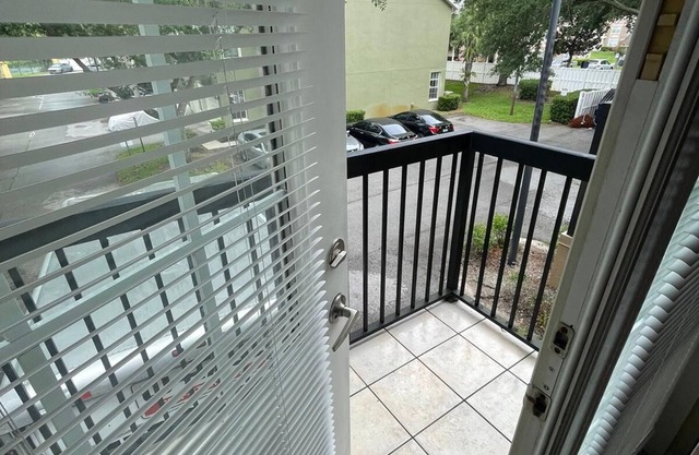BEAUTIFUL TOWN HOUSE NEAR THE PARKS! AND DOWNTOWN!