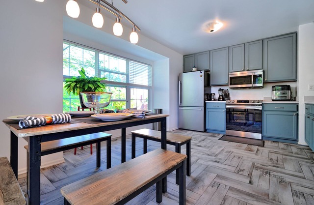 Beautiful Townhome in center VA with free parking.