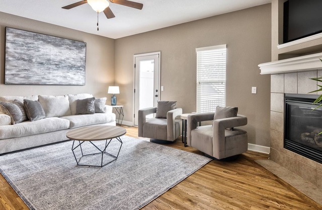 Beautiful Townhome Near Shopping and Restaurants in Northland