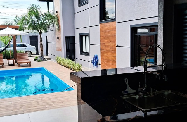 Beautiful Townhouse with 3 suites, Pool and Garage for 4 Cars