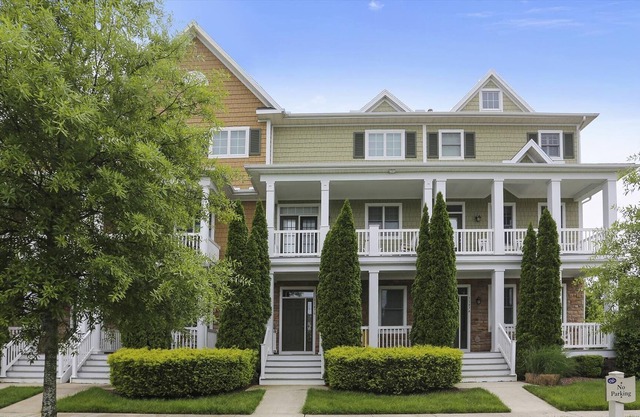 Beautiful townhouse at Bayside Resort! 5 minute walk to pool/tennis/pickleball