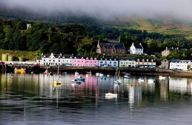 BEAUTIFUL TWO BEDROOM HOME LOCATED IN PORTREE HARBOUR STEPS AWAY FROM THE SEA