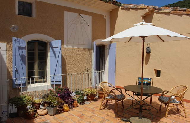 Beautiful typical house with terrace, Vineyard, Lac Salagou, Languedoc, Méditérranée