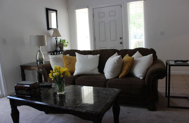 Beautiful updated 2bd 2bath in Great Neighborhood