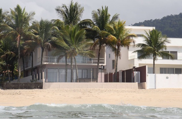 Beautiful upscale house standing on the sand (4 suites and large gourmet sea view area)