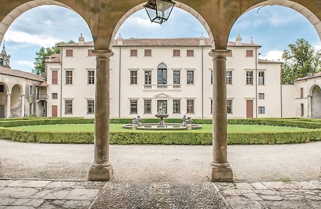 Beautiful vacation apartment in the courtyard of an old Venetian villa from the mid-17th century.