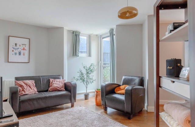 Beautiful Vibrant 2 BDR Home Balcony