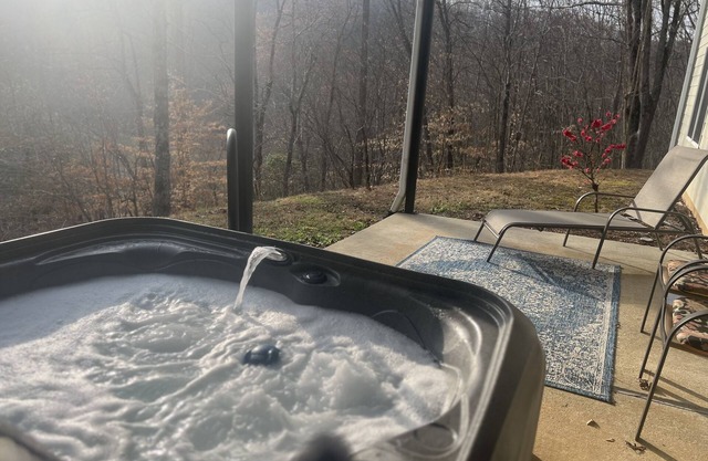 Beautiful Views, Endless views, Spacious home with privacy & hot tub Gem mining