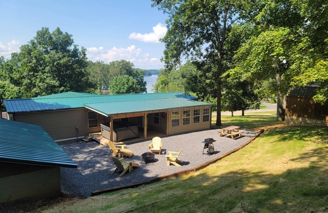 Beautiful views, quiet and full of wild life. Enjoy the lake life.