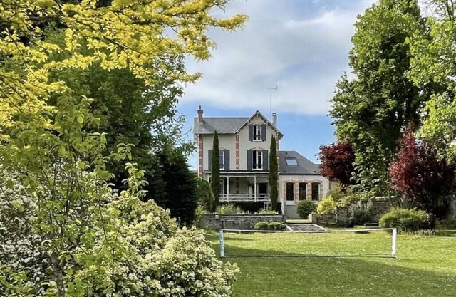 Beautiful villa with large garden, between Seine and Fontainebleau forest
