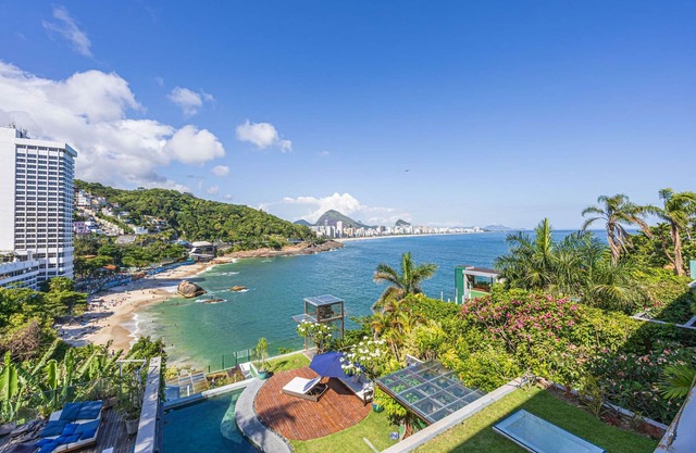Beautiful villa by the sea in Leblon - Leb010