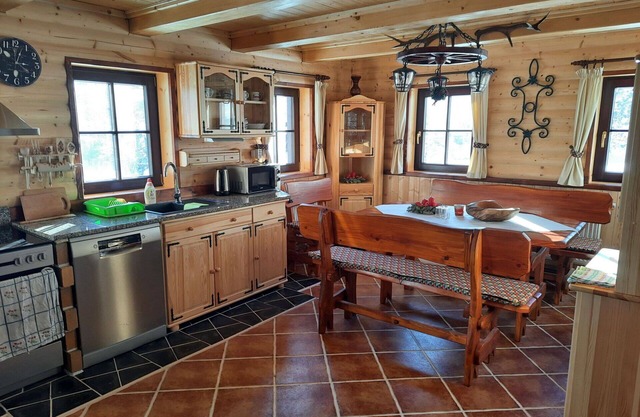 Beautiful villa for 10 guests with hot tub, WIFI, TV and parking
