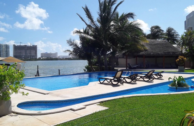 Beautiful Villa Facing The Water - Perfect for Families/Couples, very spacious