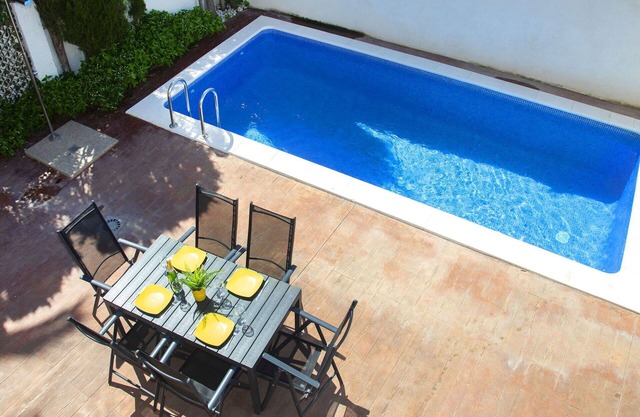 Beautiful villa for 10 people with A/C, WIFI, private pool, TV, terrace and parking