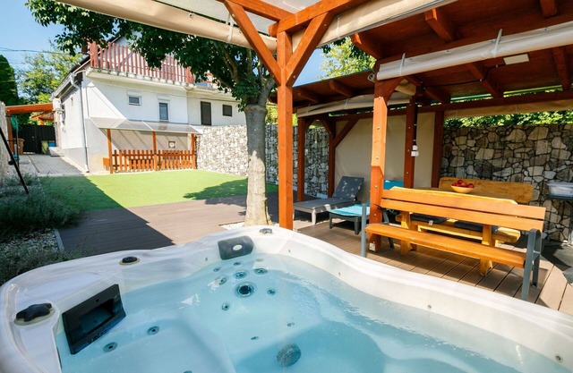 Beautiful villa for 4 people with WIFI, hot tub, A/C, TV, balcony, pets allowed and parking
