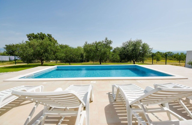 Beautiful villa for 6 people with WIFI, private pool, A/C, TV, terrace and parking
