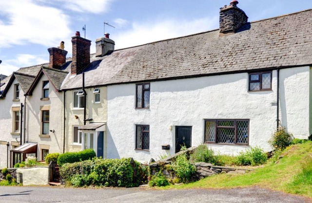 Beautiful villa for 4 guests with WIFI, TV, patio, pets allowed and parking