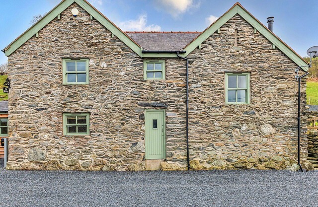 Beautiful villa for 6 guests with hot tub, WIFI, TV and terrace