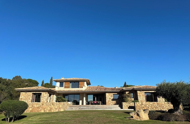 Beautiful villa in a private estate with walking access to the beach, 4 bedrooms, swimming pool.
