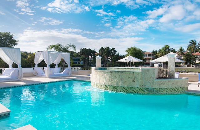 Beautiful Villa in Resort Community!