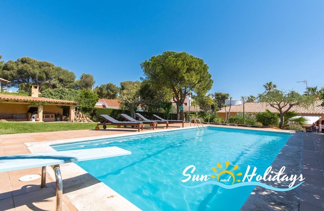 Beautiful villa Monica with private pool for 8 people 800m from the beach