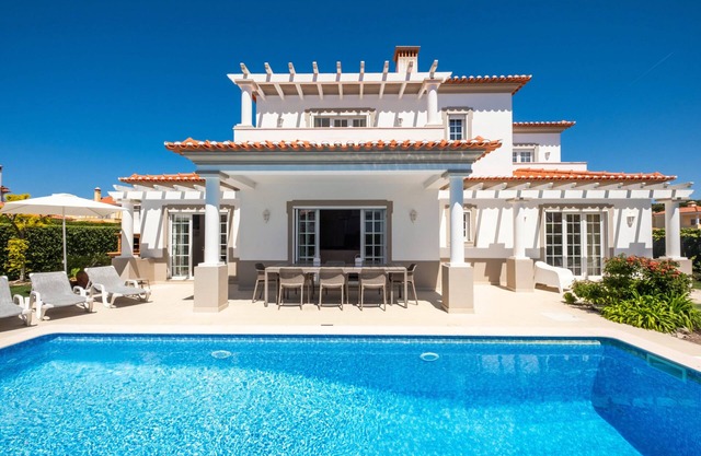 Beautiful villa renovated Spring 2024 situated on top Portuguese resort
