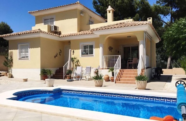 Beautiful Villa, Sleeping up to 6 guests with Private Pool and WiFi Access