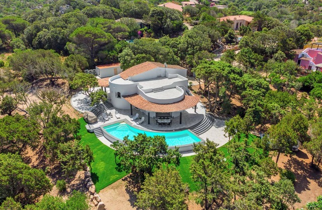 BEAUTIFUL VILLA SURROUNDED BY JUNIPER TREES 800 METERS FROM THE SEA