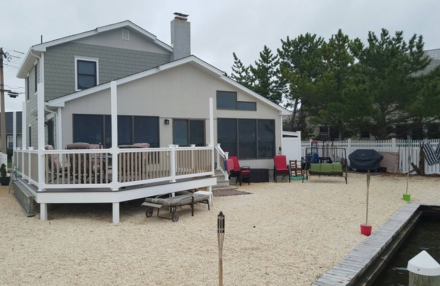 Beautiful Waterfront Escape, on sleepy island close to the action.