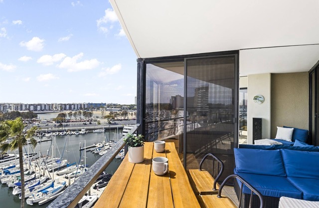Beautiful Waterfront Retreat with Marina Views, Pool/hot tub/gym