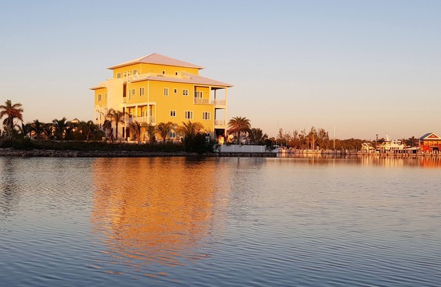 Beautiful Waterfront Condo With Panoramic Waterway Views
