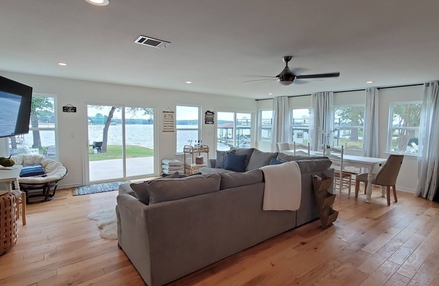 Beautiful Waterfront Retreat!