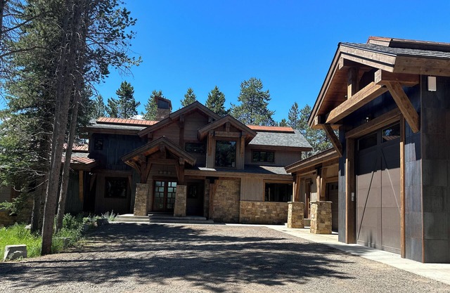 Beautiful waterfront cabin on Bill's Island w/private boat dock & hot tub