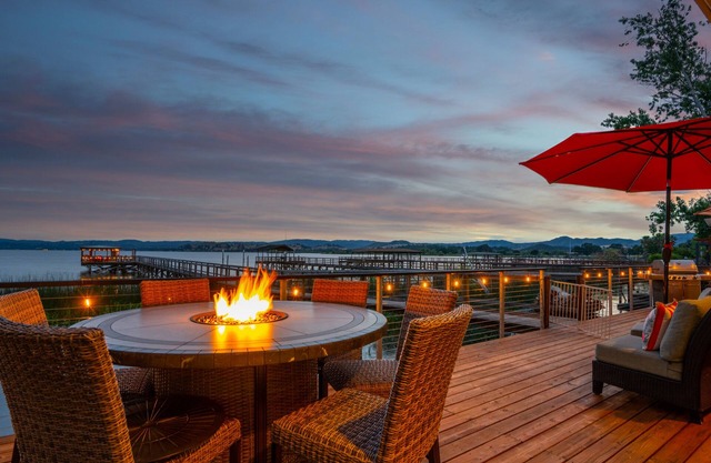 Beautiful waterfront Lakehouse w/stunning sunset views!