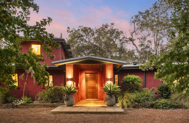 Beautiful, welcoming home in Margaret River half-way between town and beach.