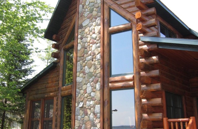Beautiful Wisconsin Lake-front Log Home (sleeps 6-8)
