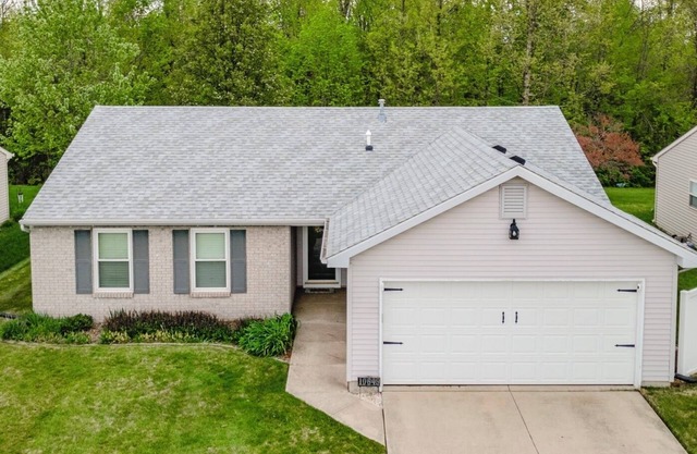 Beautiful wooded scenery , king suite , private fully fenced , pet friendly