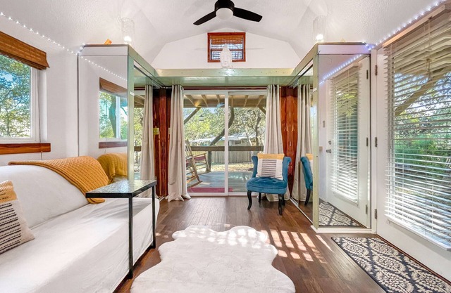 Beautiful Zen Cabin in Canyon Lake! Only 5 minutes from the lake and river!