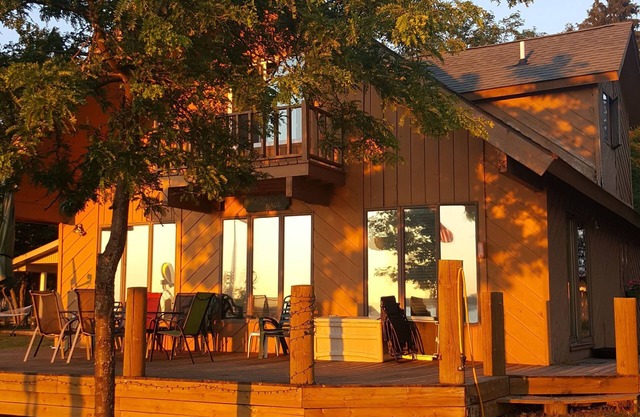 Beautifull beachfront Chalet with large deck facing the water. 50ft from water