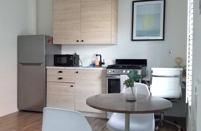 Beautifull Renovated Designer Staged Studio Close to Bart and Prescott Market