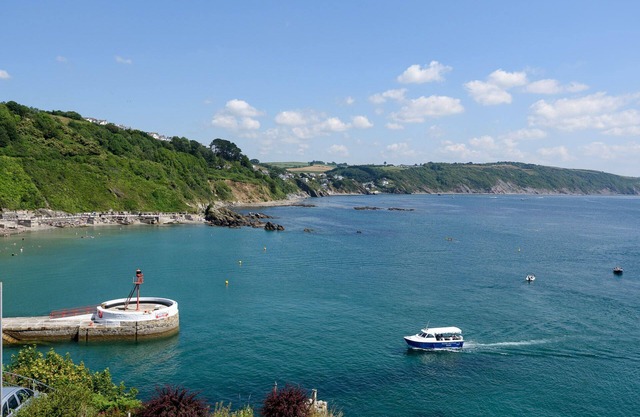 Beautifully appointed apartment with sea views and parking