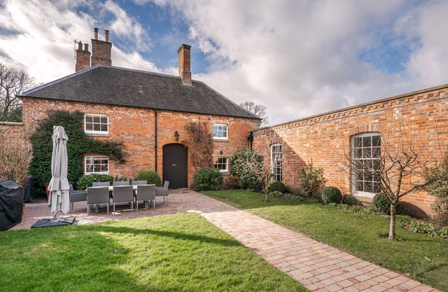 Beautifully cosy 3 bedroom cottage within private grounds