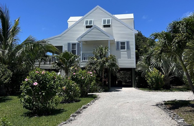 Beautifully Decorated 3-Bedroom House, A 5-Minute Walk From The Beach.
