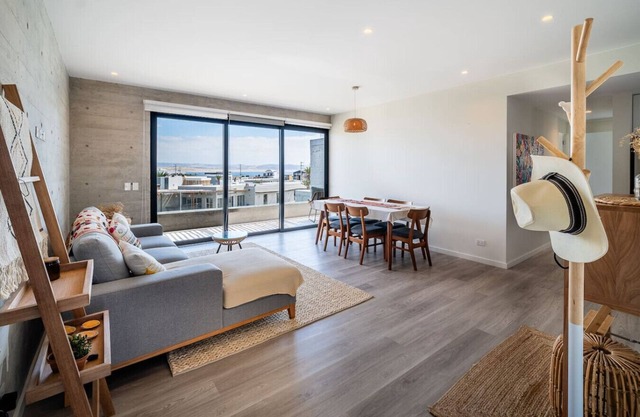 Beautifully Decorated Apt with Ocean View, Balcony & Kamado next to the Bay