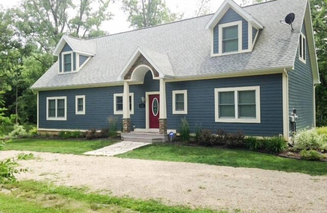 Beautifully Decorated Home W/Hot Tub, Very Close to Beach, Large Wooded Lot