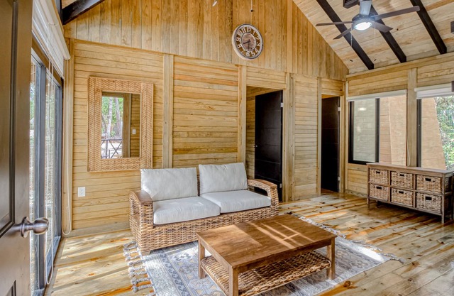 Beautifully designed & secluded cabin with serene views, furnished porch & AC