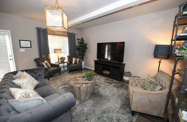 Beautifully furnished townhome! Spacious Aggie retreat!